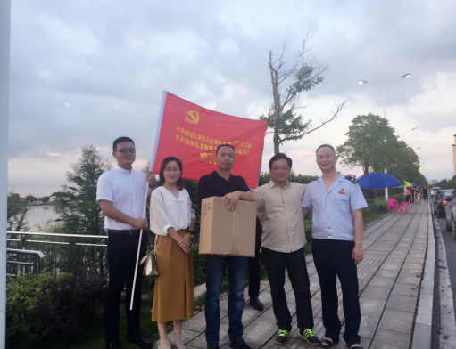 天龙立醒助力抗洪勇士